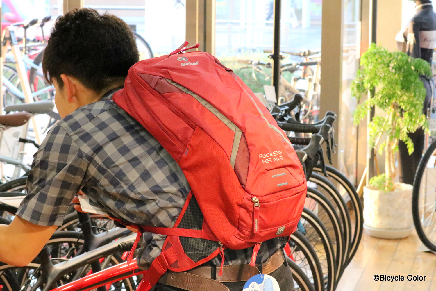 Deuter ドイター のサイクリング用バックパックが入荷 背中の蒸れを防ぐ優れた設計で快適なサイクリングが楽しめます 奈良市 天理市のロード バイク クロスバイク専門店 バイシクルカラー トレック