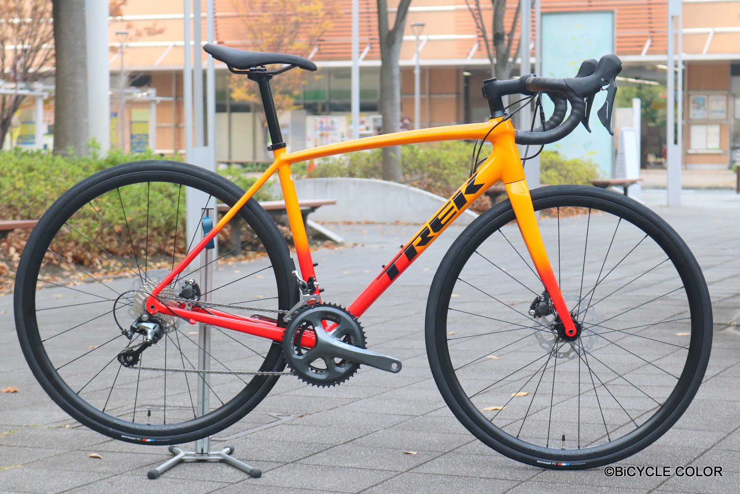 TREKの軽量アルミロード2車種、EMONDA(エモンダ) ALR4 オレンジ、ALR5 